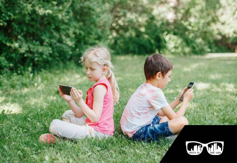 Screen Time and Children's Eye Health: Tips for a Balanced Summer